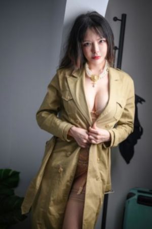 一男一女在家里撒狗粮还斗地主